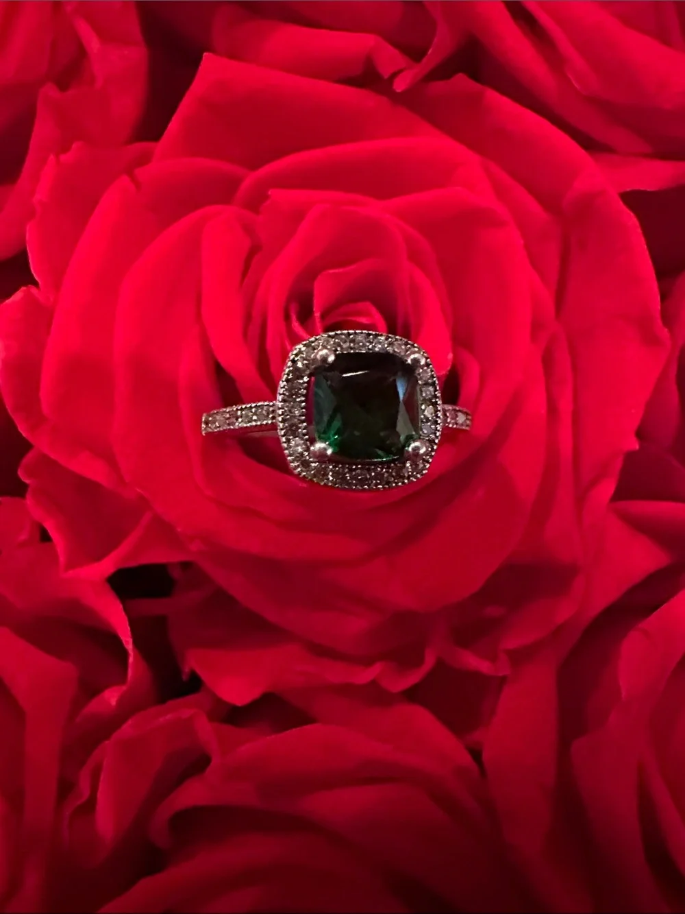 Emerald Cushion Halo Ring with Pavé Band - Green 925 silver